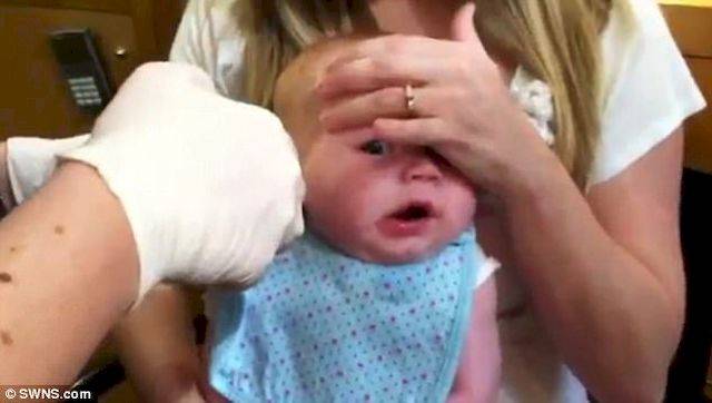 SZOK! Zrobiłabyś to swojemu dziecku?! Te kobiety nie widzą w tym nic złego!