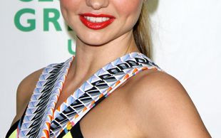 Miranda Kerr uwodzi, a mąż stoi obok (FOTO)