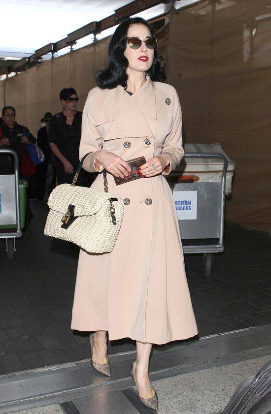 Dita Von Teese na lotnisku