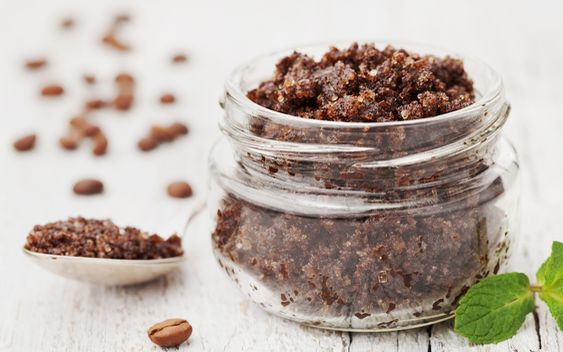 Domowy peeling ust – tani, szybki i skuteczny sposób na pielęgnację warg