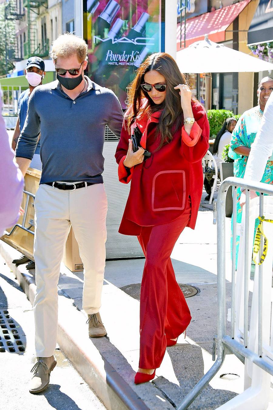 Meghan Markle w czerwonym total looku – na takie stroje nie mogła sobie pozwolić jako księżna (ZDJĘCIA)