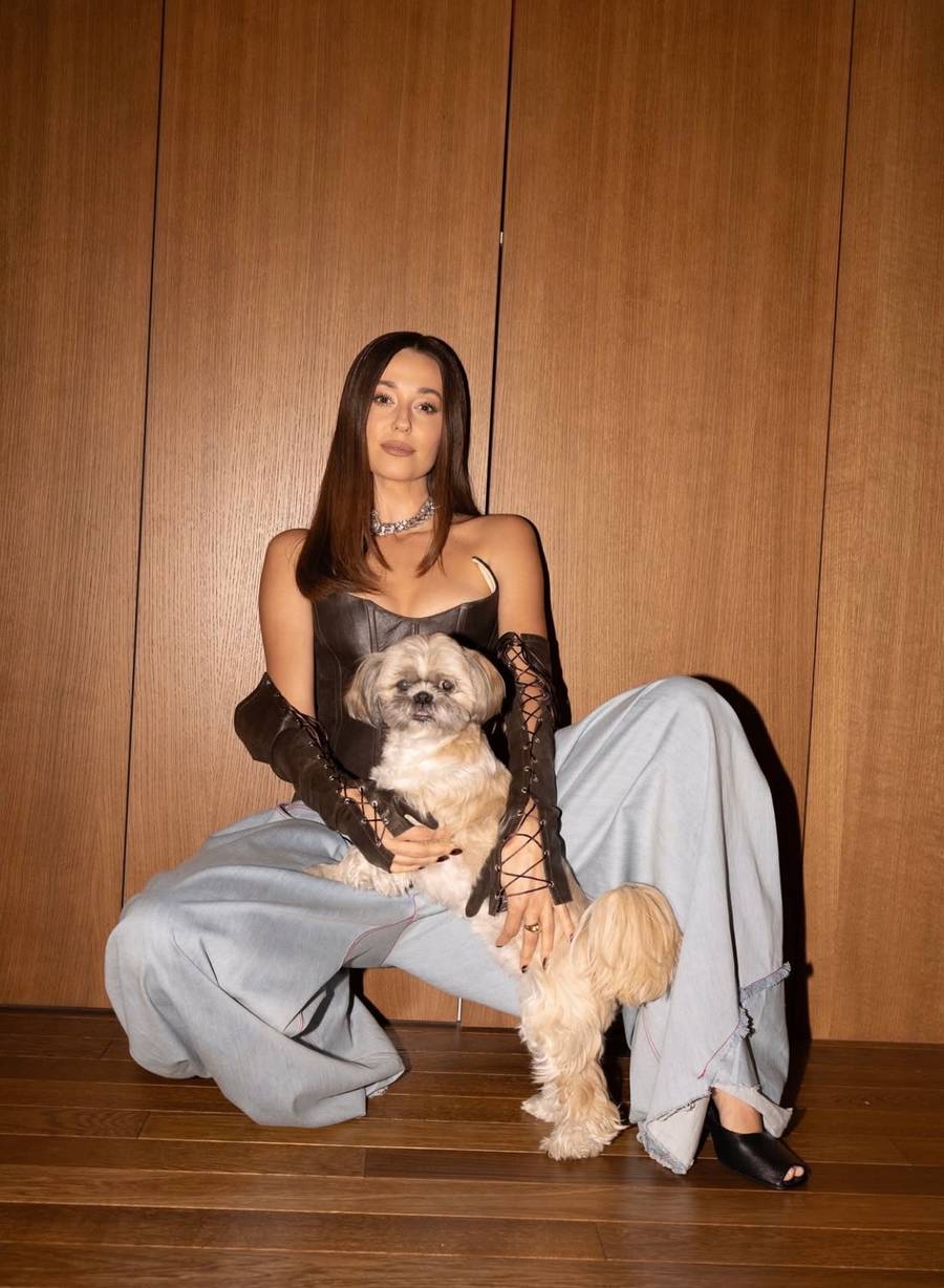 Mieszkanie Izabelli Krzan tonie w luksusach. Drewno i designerskie dodatki