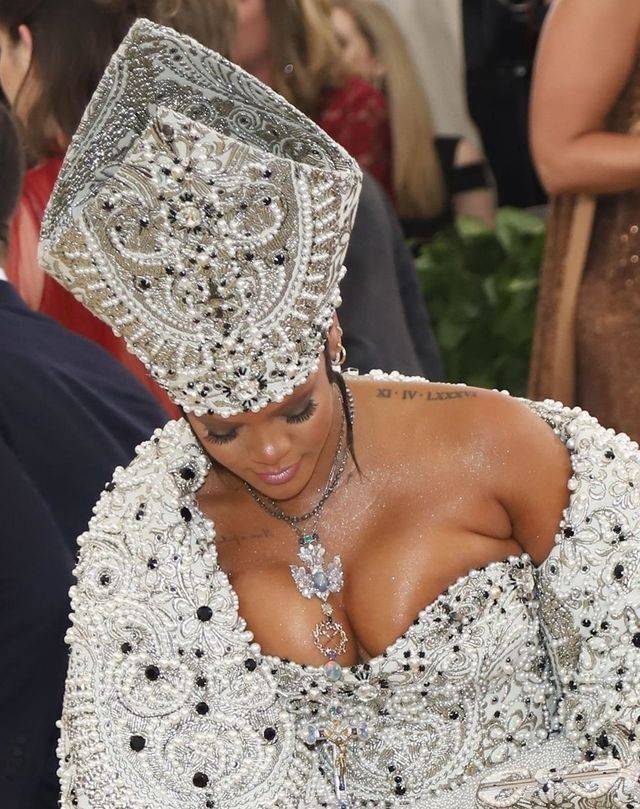 Biuściasta “papieżyca” – Rihanna ZGASIŁA wszystkie inne gwiazdy na Met Gali