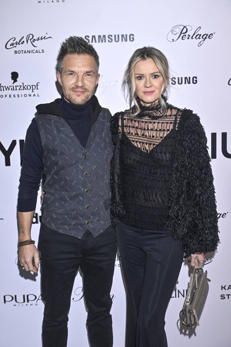 Pokaz Mariusza Przybylskiego. Maria Dębska w cekinach, Sandra Hajduk w nietypowej sukience, Adam Sztaba z żoną…