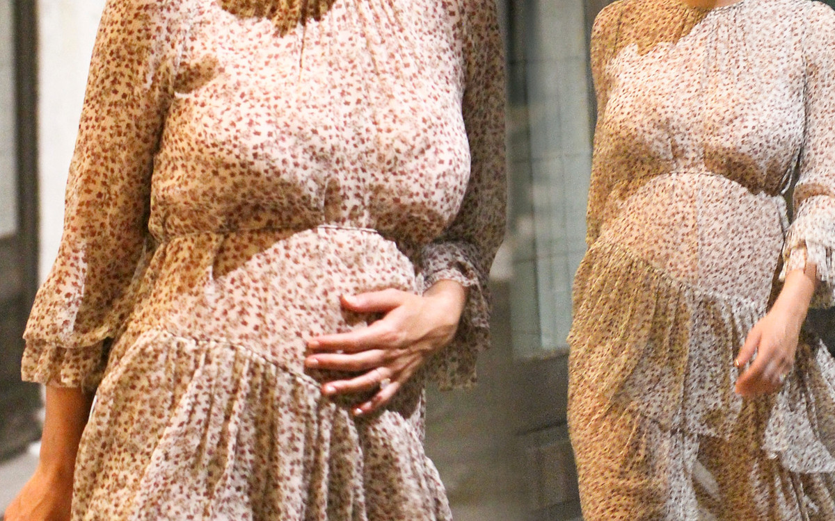 Modelka zaprezentowała ciążowy brzuszek na Festiwalu w Wenecji (ZDJĘCIA)