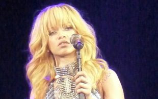 Rihanna przygotowała się na angielską pogodę (FOTO)