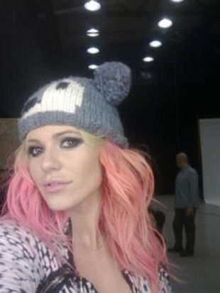 doda-rozowe-wlosy-R1