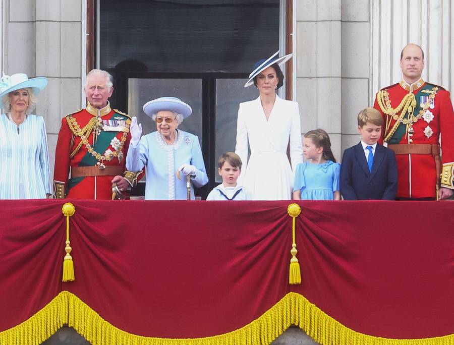 Platynowy Jubileusz 2022 Królowej Elżbiety. Pojawiła się Kate z dziećmi, a gdzie Meghan i Harry?