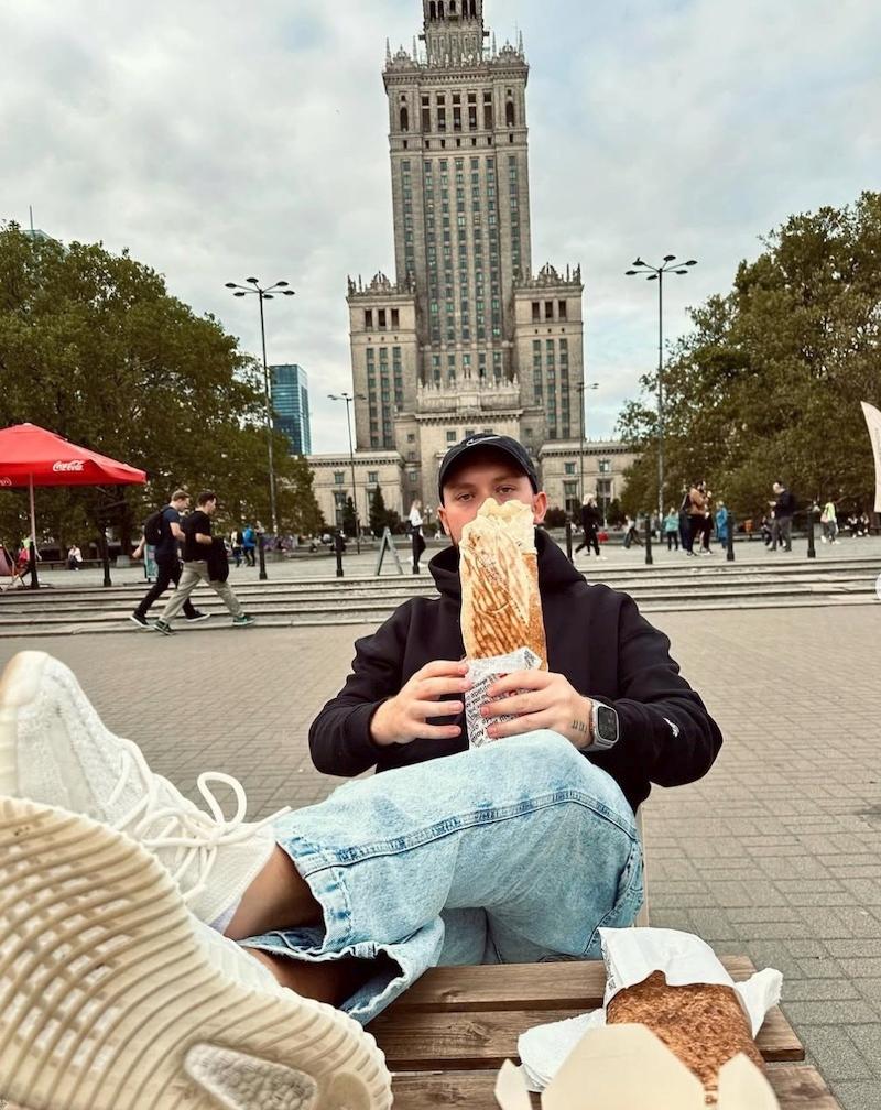 Książulo ZARABIA FORTUNĘ na kebabowym kontencie