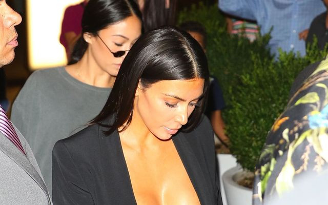 Kim Kardashian w czarnym biustonoszu