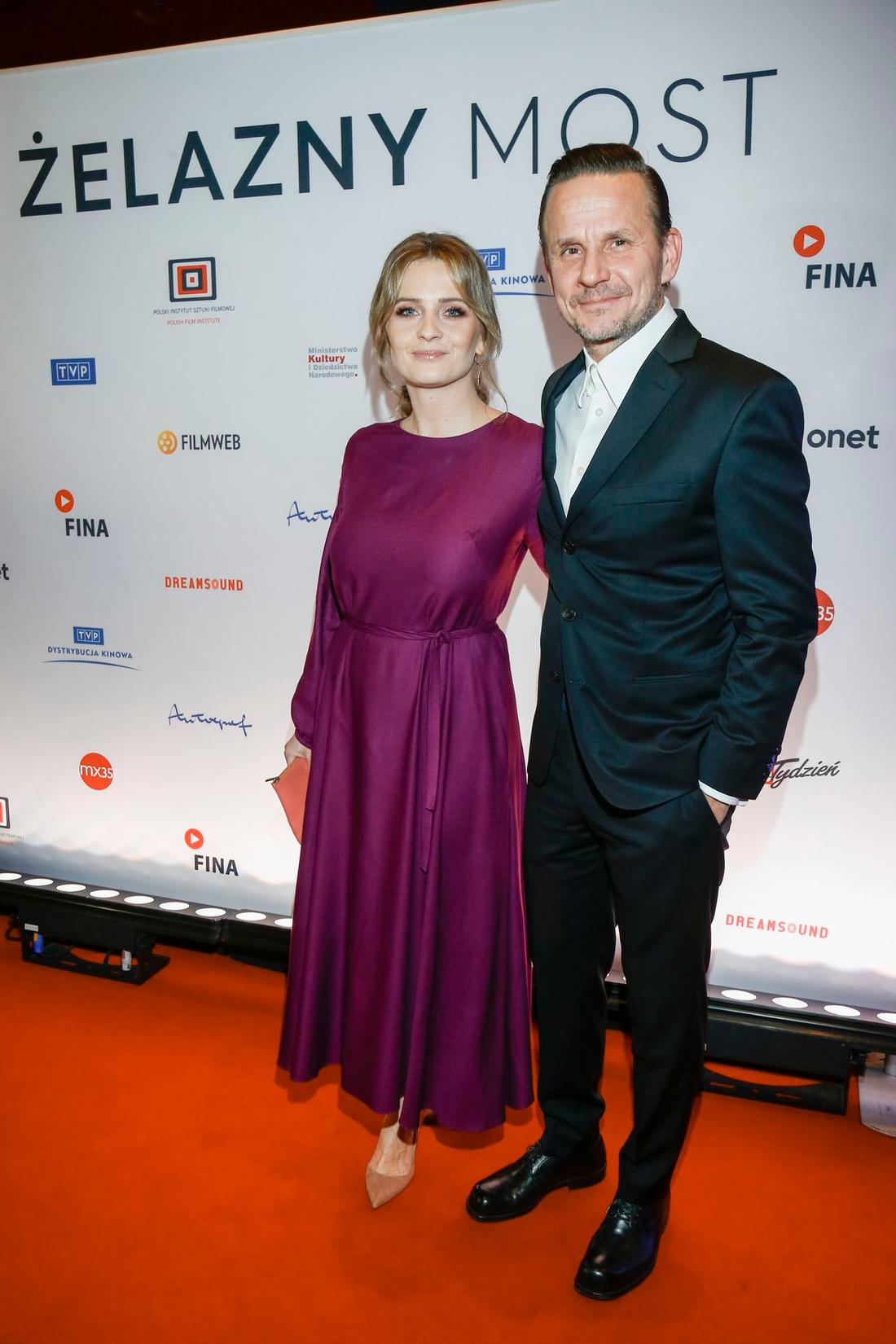 Bartłomiej Topa z partnerką na premierze filmu