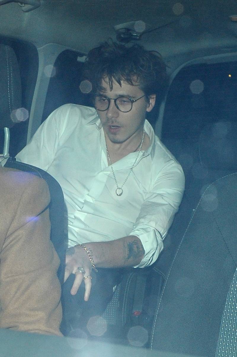Pijany w sztok Brooklyn Beckham odjeżdża z dziewczyną z imprezy (ZDJĘCIA)