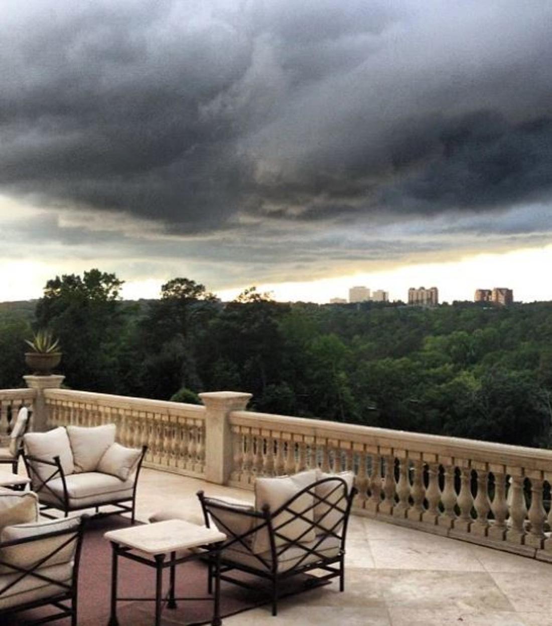 Widok z tarasu luksusowej willi Meghan Markle i Harry'ego. Wewnątrz willi Meghan Markle i Harry'ego