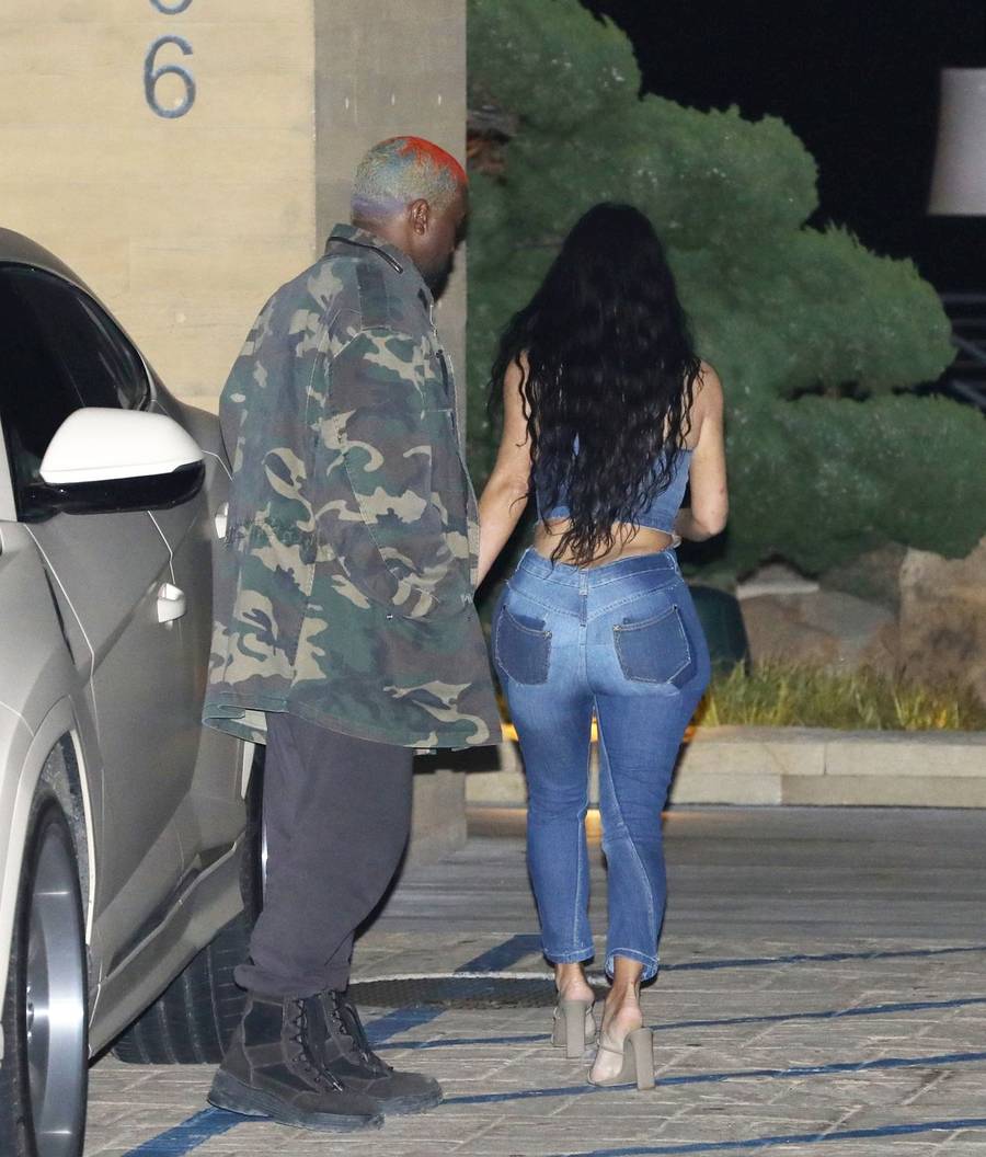 Kiedy pupa Kim Kardashian nie mieści się w dżinsach…