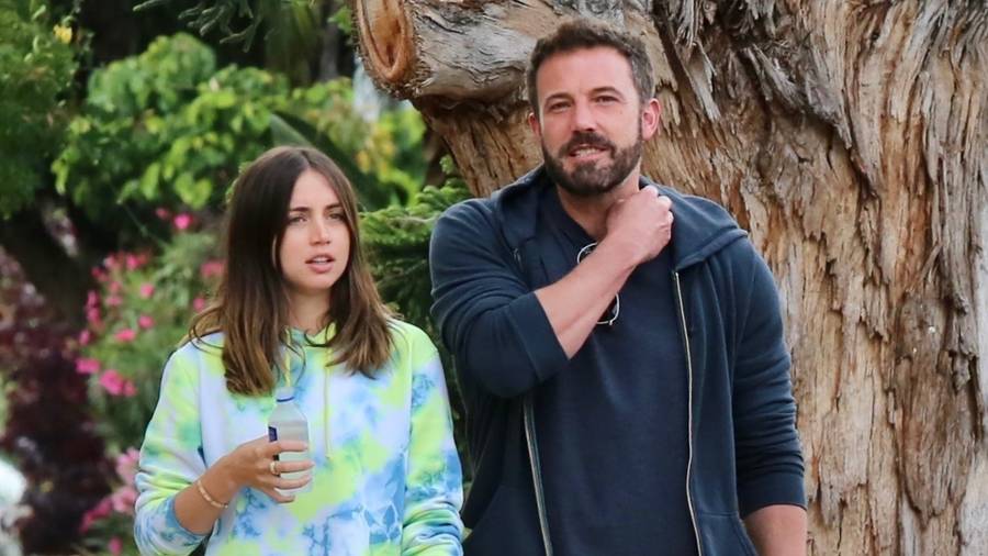 Ben Affleck i Ana de Armas na spacerze z psami