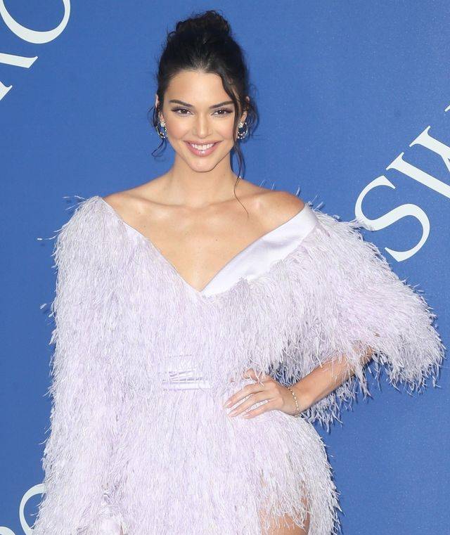 Kendall Jenner w sukience z piór na gali CFDA