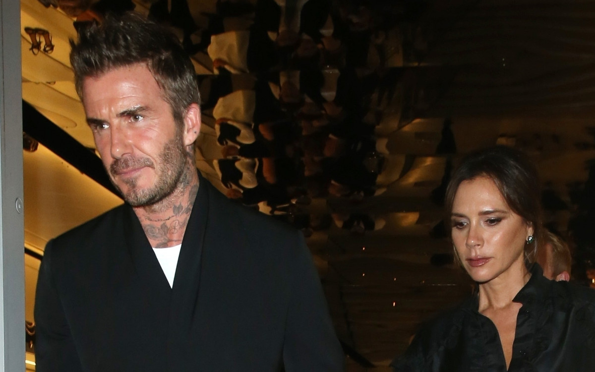 Szczuplutka Victoria Beckham błyska czarnym stanikiem (ZDJĘCIA)