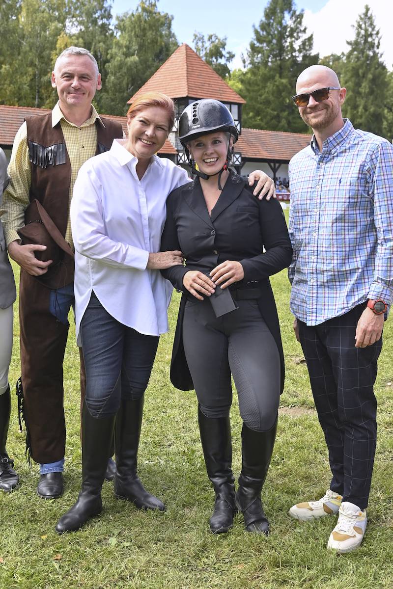 Jeździeckie Mistrzostwa Gwiazd. Daniel Olbrychski z żoną, Sonia Bohosiewicz, Jacek i Maria Rozenek… (FOTO)