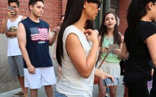 Kim Kardashian nie umie chodzić w szpilkach? (FOTO)