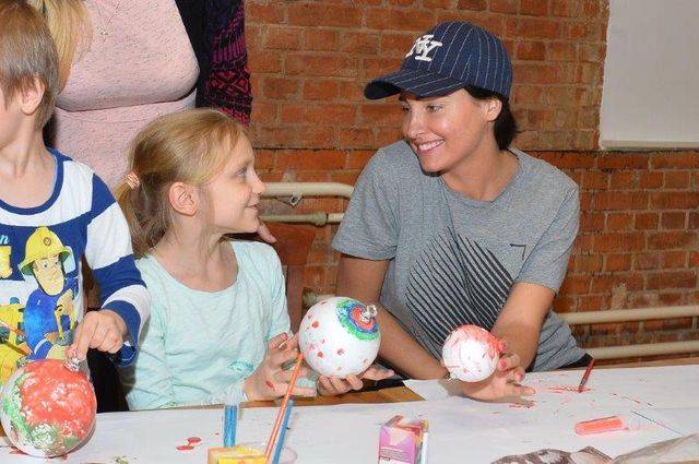 Gwiazdy malują z dziećmi bombki