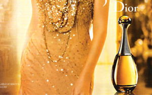 Charlize Theron skąpana w złocie w reklamie Diora (VIDEO)