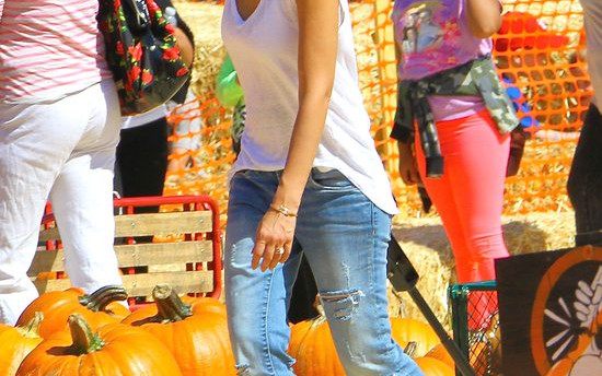 Jessica Alba wybiera z dziećmi dynię na Halloween