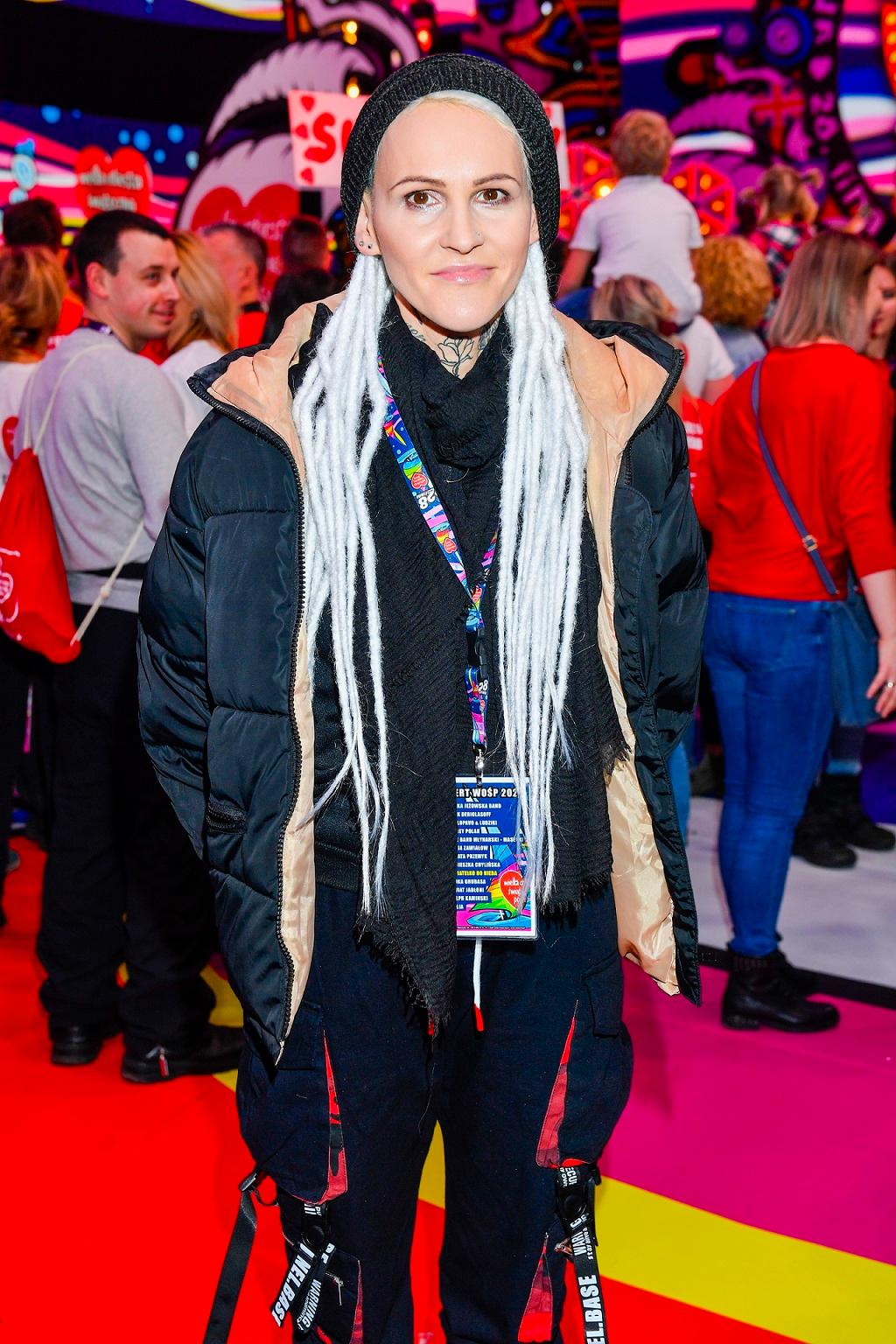 Agnieszka Chylińska w białych dredach.