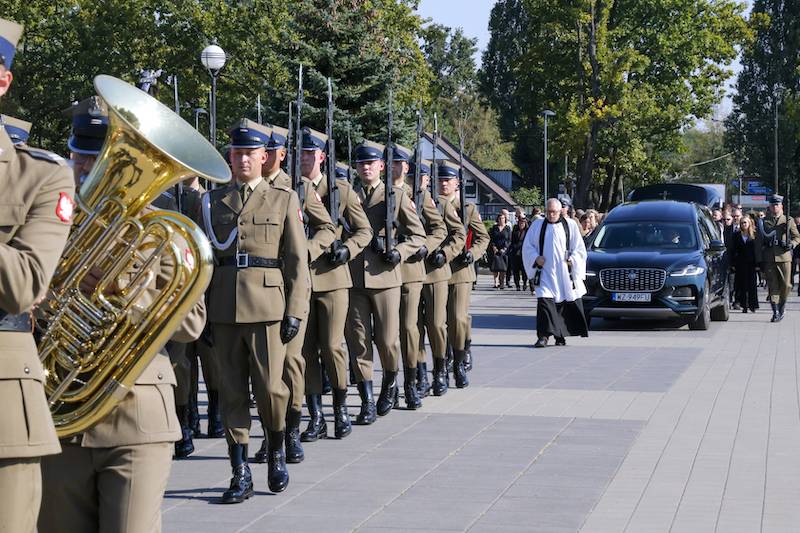 Pogrzeb Zbigniewa Lwa-Starowicza. Syn z rodziną w pierwszym rzędzie