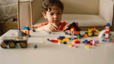 Jak nauczyć dzieci, by były bardziej kreatywne, układając klocki LEGO?