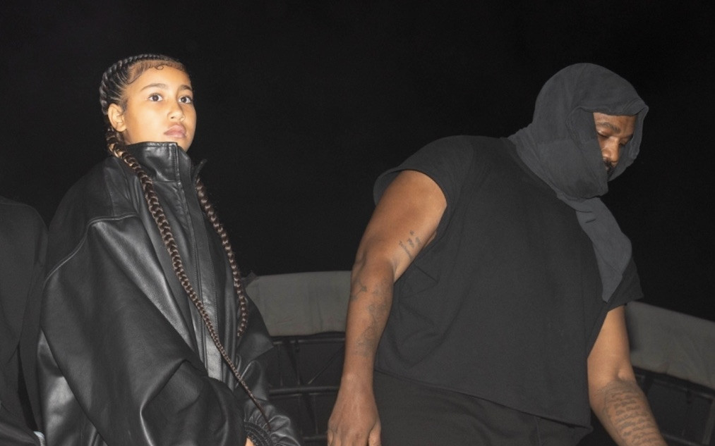 Kanye West zmiażdżony w sieci za “skarpetki do chodzenia”, które sprzedaje za 200 dolarów