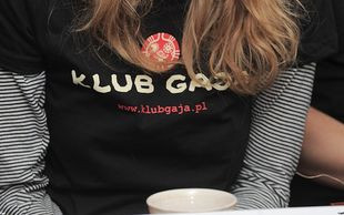 Magdalena Popławska bez makijażu broni karpia (FOTO)