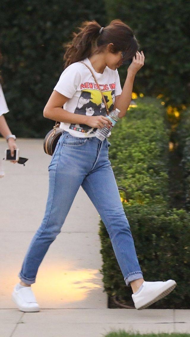 Selena Gomez w dżinsach i oldschoolowej koszulce NKOTB