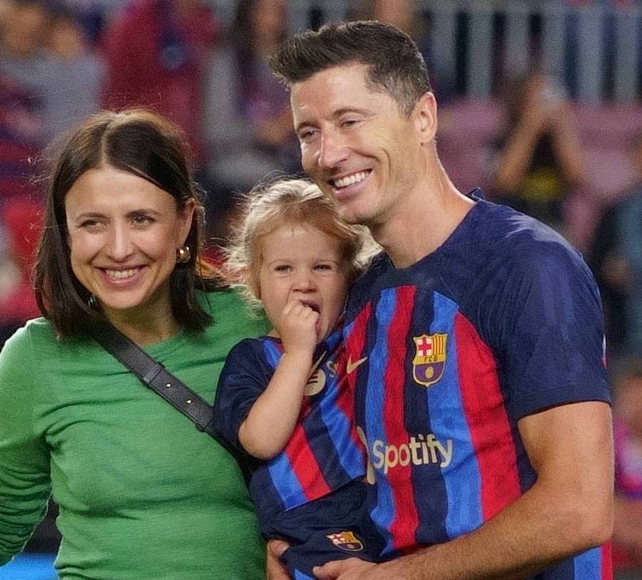 Klara i Laura Lewandowskie na murawie stadionu Camp Nou (ZDJĘCIA)