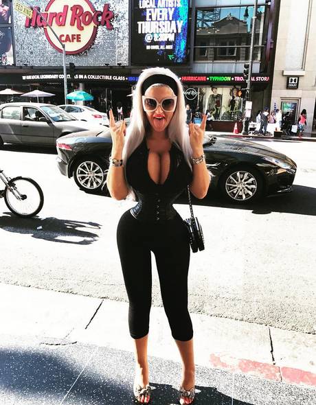 Nie mogła schudnąć, więc wycięła ŻEBRA. Jest szczuplejsza, ale…