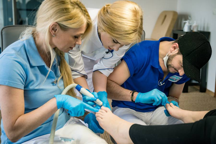 Gwiazdy robią pedicure, masują i malują, czyli Celebrity Salon