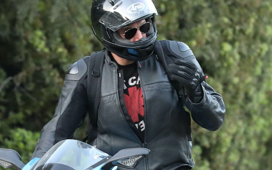 Odmieniony Ben Affleck jeździ po L.A. motocyklem. Nowe życie, nowy look?