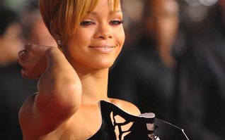 Rihanna i jej ognista czerwień na głowie