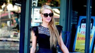 Czyta gazety i pokazuje pupę – kto to? (FOTO)