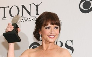 Catherine Zeta-Jones w grzywce (FOTO)