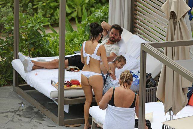 Kourtney WYPRASZA Scotta ze swej sypialni