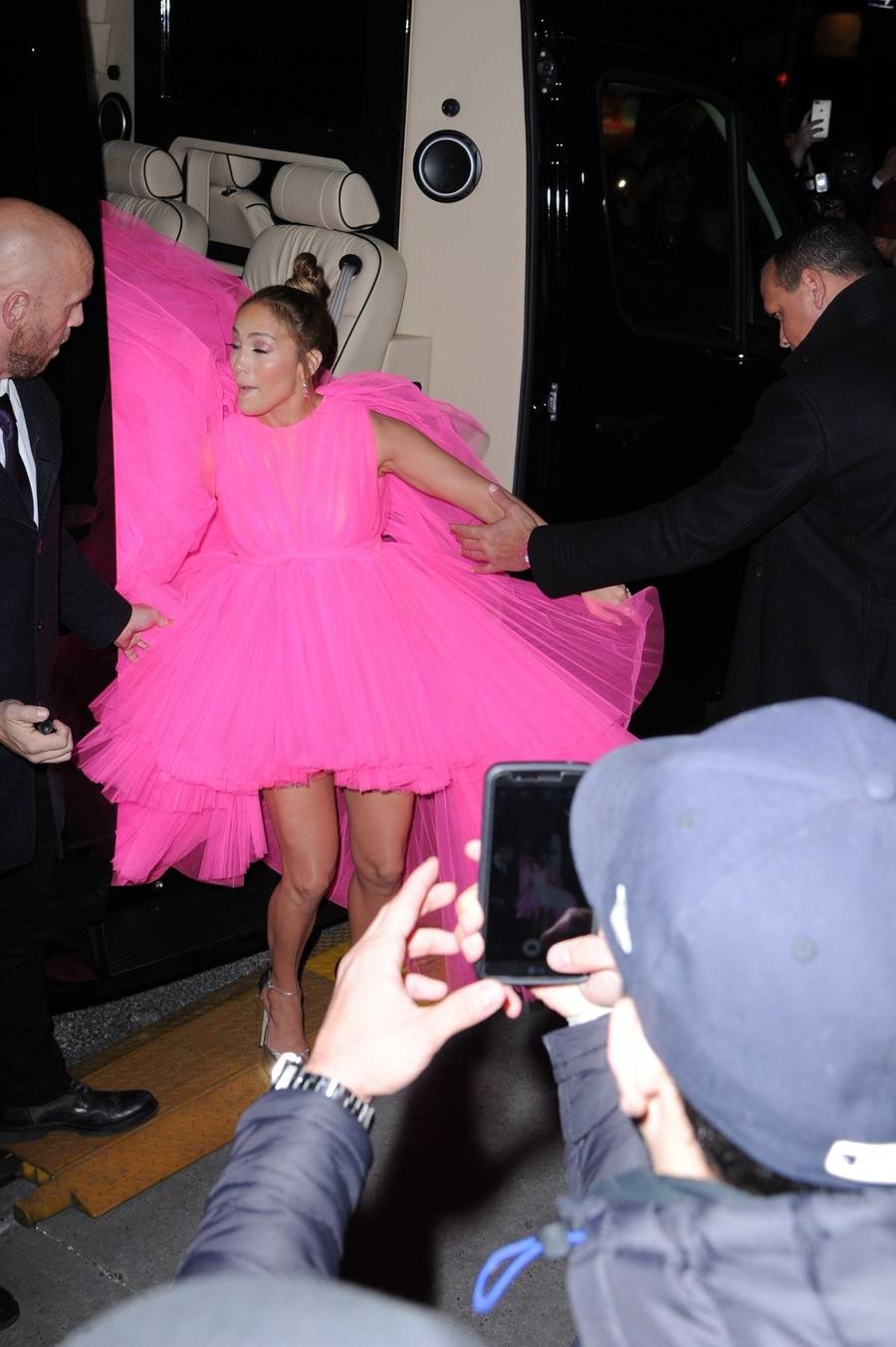 Jennifer Lopez w OGROMNEJ sukni nie może wyjść z samochodu