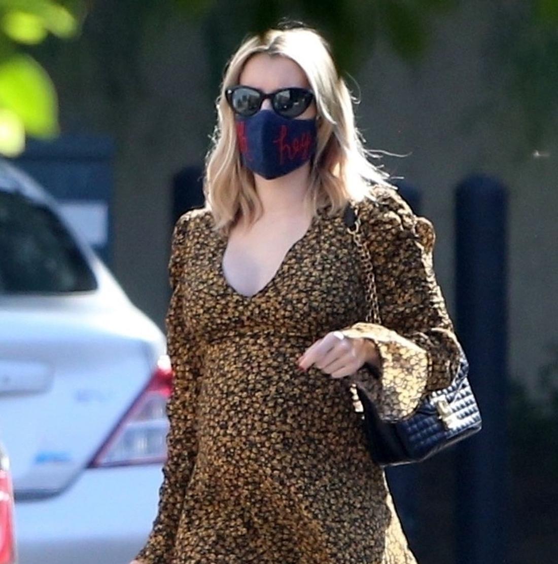 Emma Roberts w maseczce