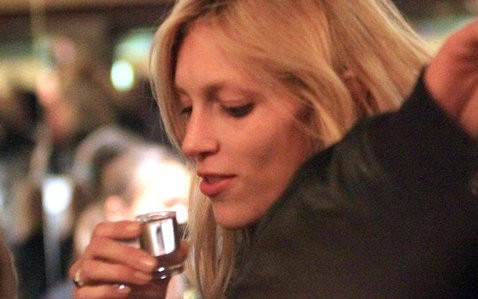 Anja Rubik nawet się nie skrzywi wychylając kieliszekFOTO)