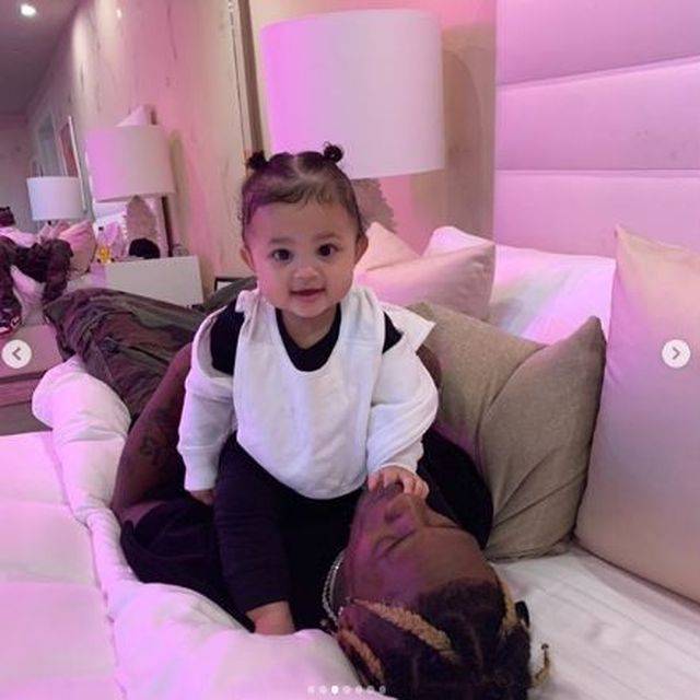 1. urodziny córeczki Kylie Jenner i Travisa Scotta – rodzice pokazali urocze zdjęcia Stormi