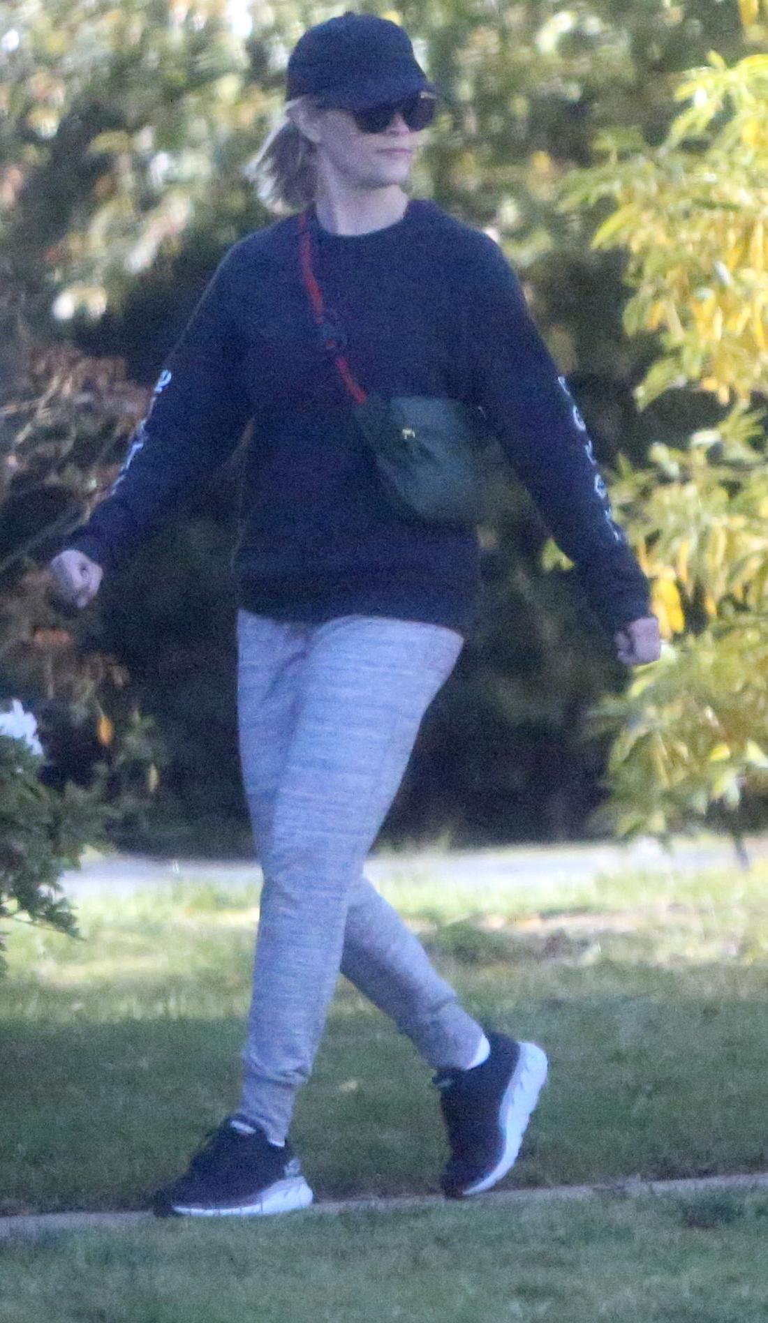 Reese Witherspoon na spacerze