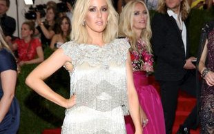 Fanki Ellie Goulding kopią leżącą na koncercie [VIDEO]