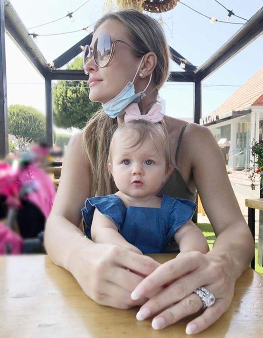 Joanna Krupa i mała Asha na obiedzie. 