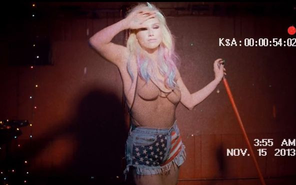 Szok! Ke$ha robi striptiz w najnowszym teledysku (VIDEO)