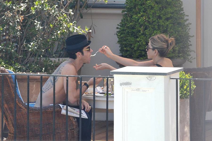 Jennifer Aniston znów chodzi na RANDKI i to z DWOMA mężczyznami