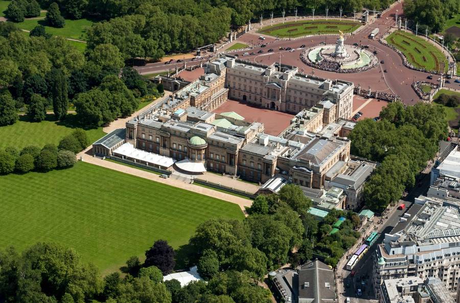 Jakie sekrety skrywa Pałac Buckingham? W środku basen, bankomat, sklep jubilerski i sieć tajemnych tuneli!